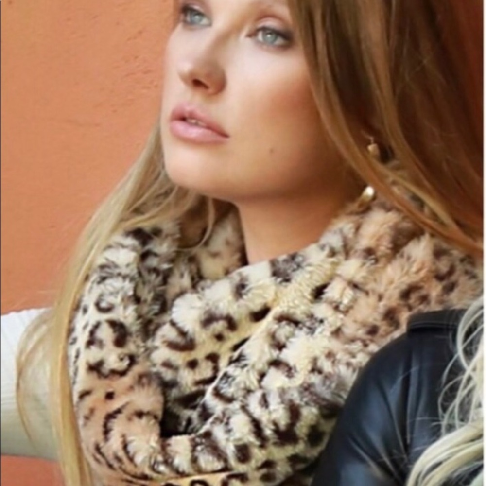 ❤️BOGO FREE❤️Leopard Faux Fur Infinity Scarf🧣 - Picture 3 of 3